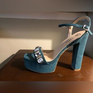 Platform heel with stones